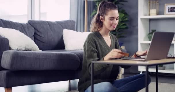 Mulher Jovem Laptop Cartão Crédito Sala Estar Com Digitação Comércio — Vídeo de Stock