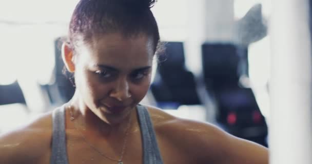 Trött Stretching Och Fitness Med Kvinna Gym För Träning Boxning — Stockvideo