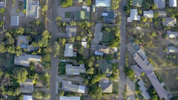 居住在小城镇住宅区的房地产 屋顶和房屋或公寓的顶层 沿街或沿路城市化发展的地产 街道和建筑物 — 图库视频影像