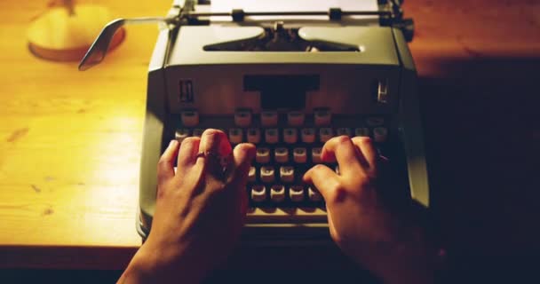 Skriving Skrivemaskin Retro Med Hendene Til Personer Natten Årgang Journalist – stockvideo