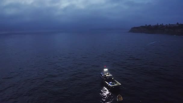Loď Noc Oceán Plachtění Vodě Ostrova Pro Rybolov Cestování Nebo — Stock video