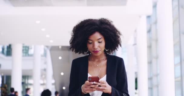 ビジネスの女性は専門的な仕事のためにオフィスを歩く 職場でテキストメッセージを入力する幸せな若い黒人女性従業員と肖像画 思考と笑顔 — ストック動画