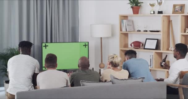 Les Gens Regarder Télévision Écran Vert Pour Célébrer Compétition Sportive — Video