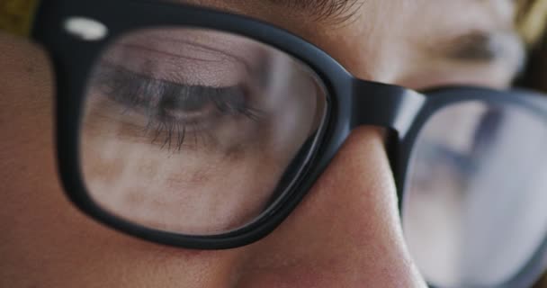 Fechar Visão Mulher Com Óculos Reflexão Pesquisa Com Foco Internet — Vídeo de Stock