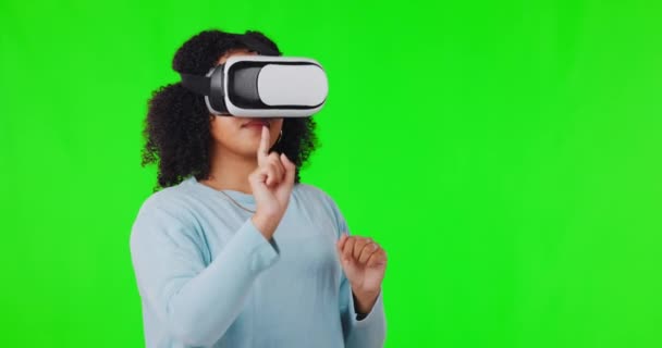女性在绿色屏幕上与Vr耳机 多样化或手触摸未来技术游戏的模型 虚拟现实 电子游戏工作室中的数字或女孩 3D用户体验或网络空间 — 图库视频影像