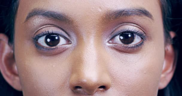 眼睛上的特写和戴睫毛膏的女人的特写 小饰品和豪华美容美发 眼部护理 化妆品和护肤保健的眼部护理 放大和化妆模型 — 图库视频影像
