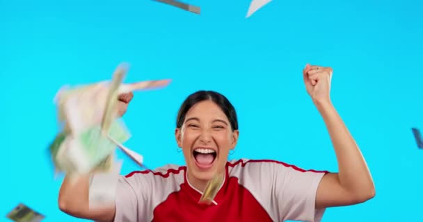 Mujer Lluvia Dinero Feliz Por Deporte Con Celebración Del Puño — Vídeo de stock