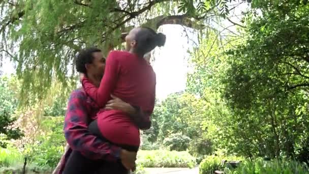 Amor Beso Spinning Con Pareja Negra Parque Para Romance Felicidad — Vídeos de Stock
