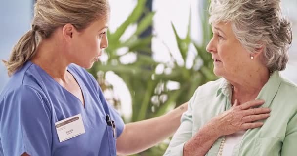 Frau Arzt Oder Krankenschwester Der Altenpflege Mit Umarmung Freundlichkeit Und — Stockvideo