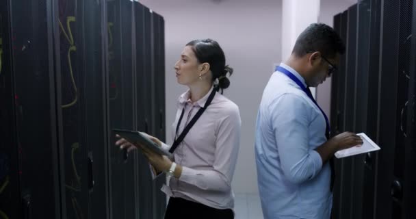 Controllo Sicurezza Informatica Server Room Donna Con Tablet Uomo Amministrazione — Video Stock
