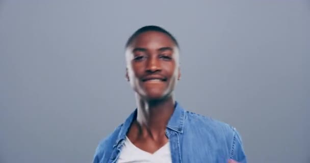 Обличчя Танці Чорношкірий Чоловік Святкуванням Досягненнями Щастям Студійному Фоні Портрет — стокове відео