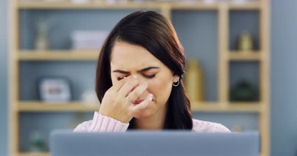 Laptop Dor Cabeça Rosto Mulher Negócios Com Esgotamento Problema Enxaqueca — Vídeo de Stock