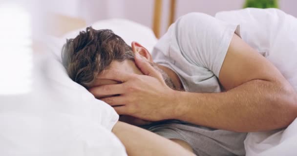 Spát Relaxovat Probudit Muž Posteli Odpočinku Nebo Osvěžení Dopoledních Hodinách — Stock video