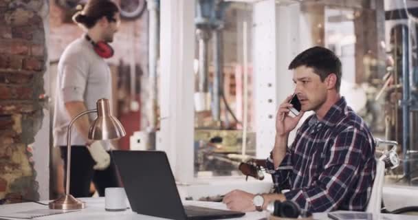 Gerente Homem Conversando Telefone Com Laptop Com Colega Oficina Soldagem — Vídeo de Stock