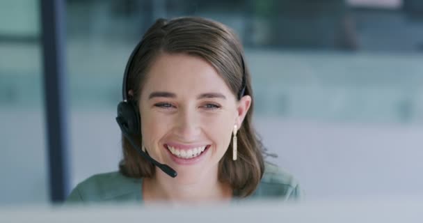 打电话给中心的女士 在办公室里谈笑风生 为自己的电话推销工作提供咨询 建议或微笑 代理女孩 Crm和Voip在工作场所与麦克风 客户服务或技术支持沟通 — 图库视频影像