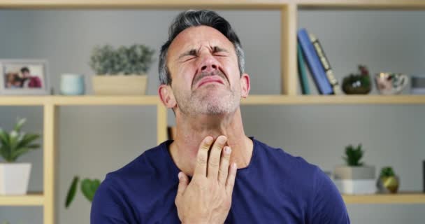 Érett Férfi Torokfájás Allergia Köhögés Vírus Láz Gyulladásos Beteg Otthon — Stock videók