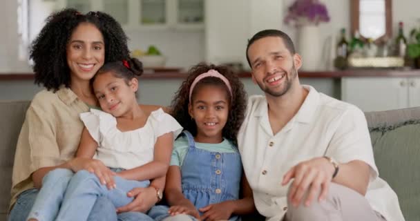 Família Pais Com Filhos Retrato Relaxar Sofá Com Felicidade Pessoas — Vídeo de Stock