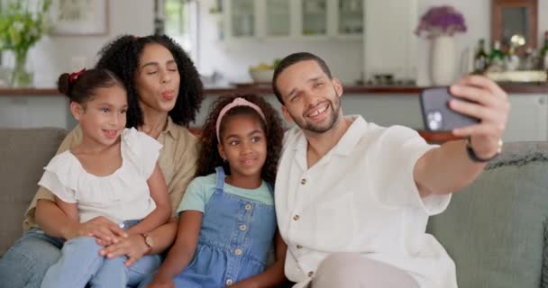 Οικογένεια Selfie Και Αστείο Πρόσωπο Γονείς Και Παιδιά Στο Σπίτι — Αρχείο Βίντεο
