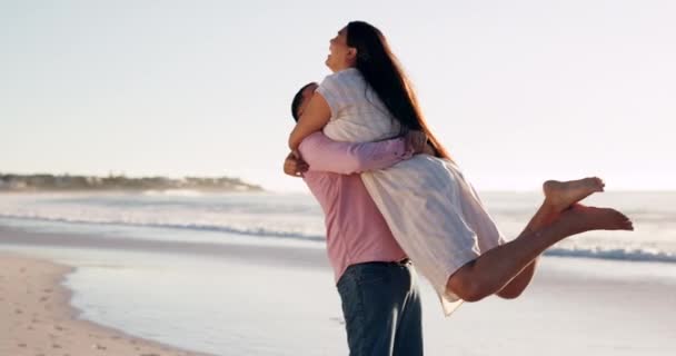 自然の中での旅行 楽しみ または休暇のために日没時にビーチで足を上げ 抱擁し 幸せなカップル 自由と休日とロマンチックな休暇をフロリダ州で一緒に海で女性と一緒に愛 抱擁と男 — ストック動画