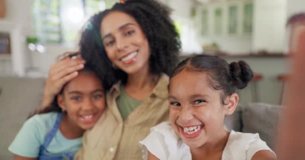 Sofa Selfie Moeder Met Kinderen Vredelievende Handen Liefde Verbondenheid Huis — Stockvideo