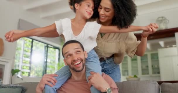 Glückliches Familiäres Sofa Und Huckepack Spiel Von Mutter Vater Und — Stockvideo
