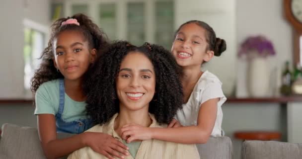 Miłość Szczęście Twarz Dzieci Przytulających Mamę Podczas Relaksu Kanapie Salonie — Wideo stockowe
