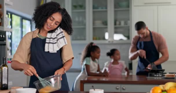 여자가 식사를 위하여 집에서 시간에 이동식 대화를 나누고 여자들은 집에서 — 비디오