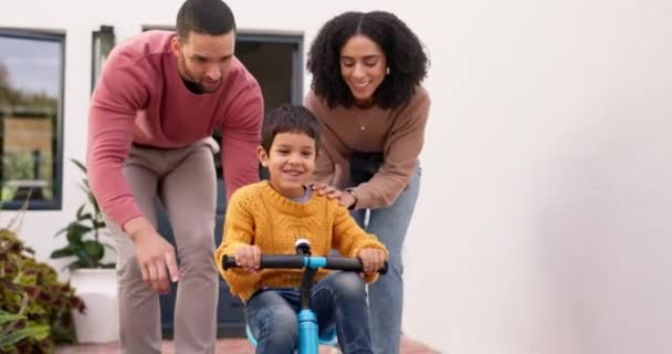 孩子和学习骑自行车 骑自行车或教孩子骑自行车 开车或骑自行车在童年的记忆中 爸爸和儿子与家人一起在家里 家里或户外花园玩耍 — 图库视频影像
