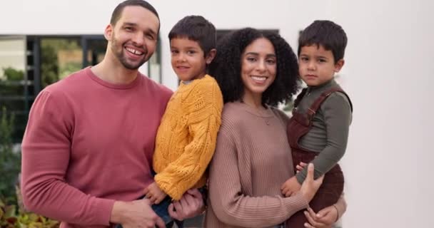 Liebe Glück Und Das Gesicht Von Eltern Mit Ihren Kindern — Stockvideo