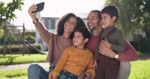 幸福的家庭带着微笑在自家的草坪上自私自利 支持或关心人际关系 幸福或积极向上 拥有智能手机的人在后院摆出求和的架势 — 图库视频影像