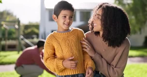 Aile Anne Oğul Çimenlikte Kaynaşıyor Dışarıda Birbirine Destek Özenle Sarılıyor — Stok video