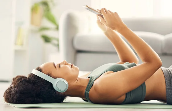 Telefonieren Entspannen Und Yoga Frau Mit Musik Kopfhörer Auf Dem — Stockfoto