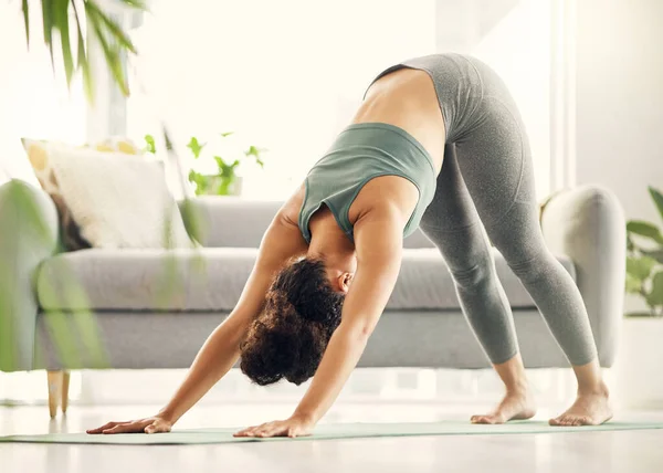 Yoga Femme Zen Maison Avec Pose Chien Vers Bas Méditation — Photo