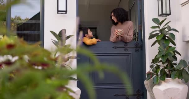Madre Hijo Vínculo Hablando Casa Con Apoyo Cuidado Confianza Amor — Vídeo de stock