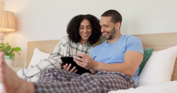 커플은 침대에서 타블렛 웃음을 아침에 재미있는 비디오 보살핌 포옹의 유대를 — 비디오