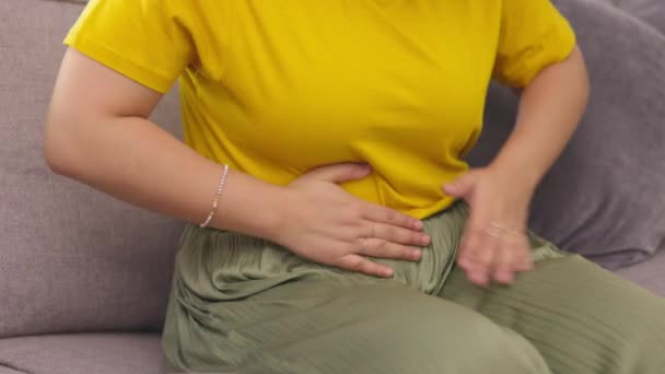 Dor Estômago Mãos Mulher Sofá Com Pms Cãibras Gás Menstruação — Vídeo de Stock