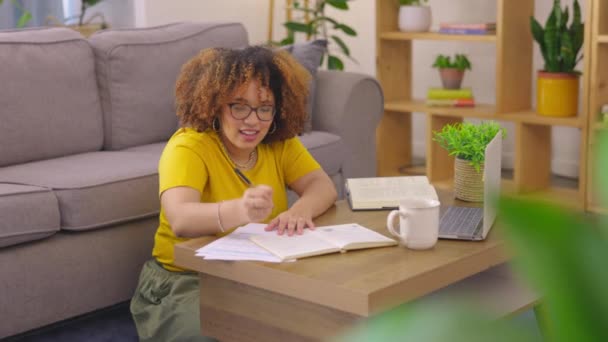 시험을 거실에서 글쓰기를 공부하는 여학생 장학금 여자가 그녀의 아파트에서 노트를 — 비디오