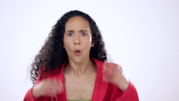 Çatışma Sorun Kadın Stüdyoda Beyaz Arka Plana Karşı Kızgın Sinirli — Stok video