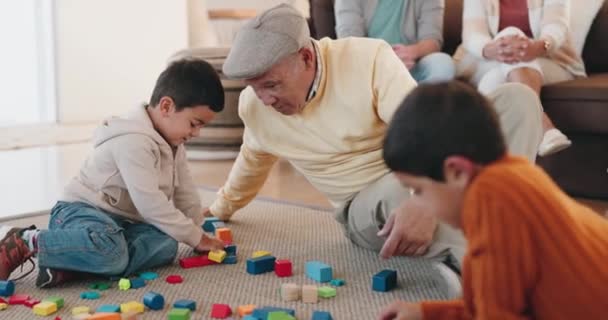 Rodina Stavební Kameny Dědeček Při Návštěvě Hrají Svými Vnoučaty Obýváku — Stock video