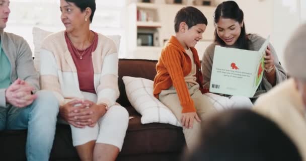 孩子和一位母亲在家中客厅给儿子读书 在家里讲故事时 与父母和儿子在一起的书或孩子的成长 — 图库视频影像