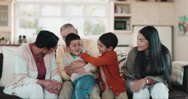 Spaß Familienlächeln Und Wohnzimmer Spielen Mit Großeltern Und Kindern Zusammen — Stockvideo