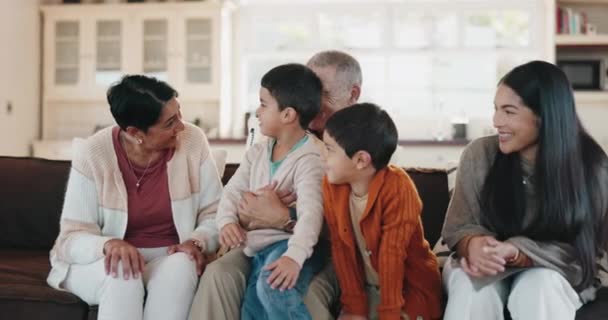 Glücklich Entspannt Und Generationen Mit Großer Familie Auf Dem Sofa — Stockvideo