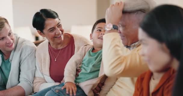 가족들 소파에 행복하고 사랑스럽고 미소짓는 애정어린 어린이 조부모와 거실에서 장난기있게 — 비디오