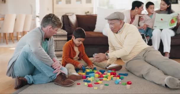 和爷爷一起建楼 爸爸在客厅里和儿子一起玩耍 一起出去玩 爱或有一个父亲和一个男人和小孩在地板上亲热的玩具 — 图库视频影像