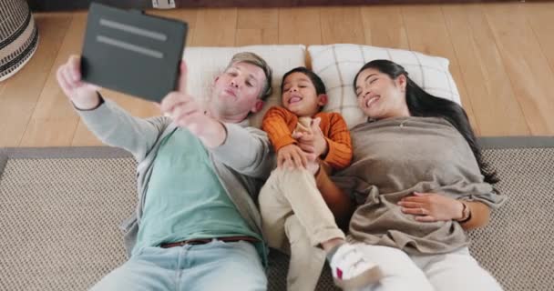 Szczęśliwa Rodzina Tablet Głupia Twarz Selfie Zdjęcie Lub Zdjęcie Relaks — Wideo stockowe
