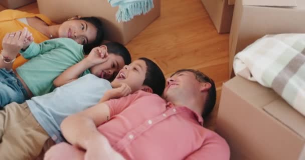 Vloer Verhuizen Doos Met Familie Nieuw Huis Voor Onroerend Goed — Stockvideo