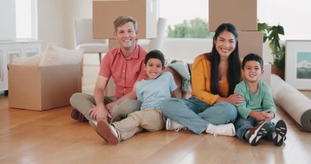 幸福的家庭 房地产以及一起搬进新居以获得抵押贷款 投资或财产 母亲和孩子们的画像带着盒子笑着去翻新或重新安置房屋 — 图库视频影像