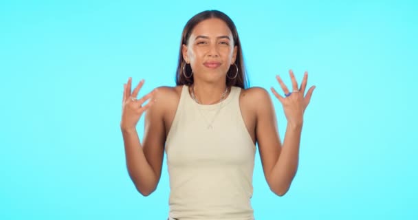 Zmatený Pochybný Žena Tvář Studiu Emoji Ruce Pro Rozhodnutí Výběr — Stock video