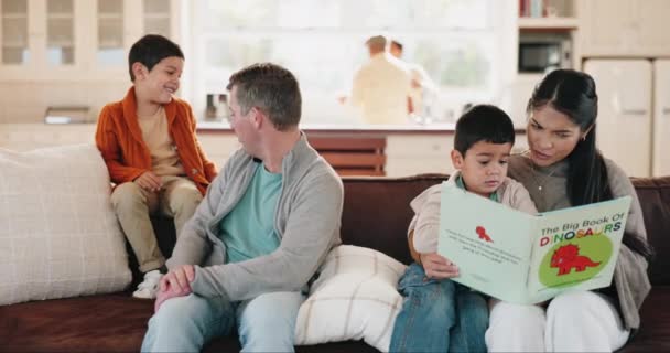 孩子和一位母亲在家中客厅给儿子读书 在家里讲故事时 与女人和她的男孩在一起的孩子 书籍或儿童发展 — 图库视频影像