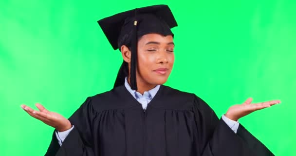 緑の画面の背景に卒業式 オプション 学生の女性は スタジオで彼女の肩を振る 大学の学生との肖像画 混乱や疑問クロマキーのモックアップに関する質問 — ストック動画